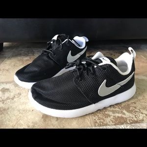 CHILD NIKE ATHLETIC RUNNING SHOES